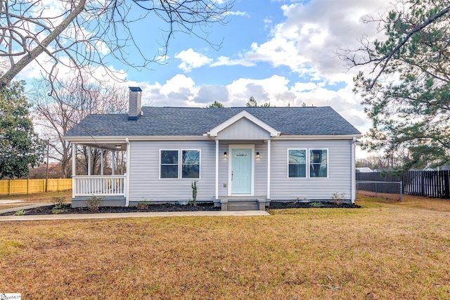 view of front of property featuring a front lawn