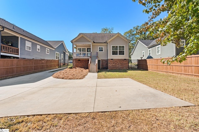 view of front of home featuring a front yard and a patio