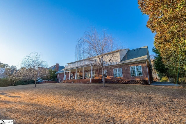 view of front of home featuring a front lawn