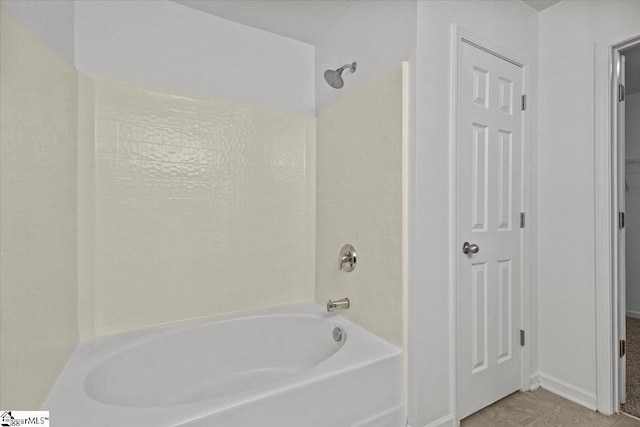 bathroom with bathtub / shower combination