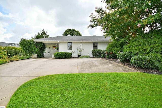 single story home with a front lawn