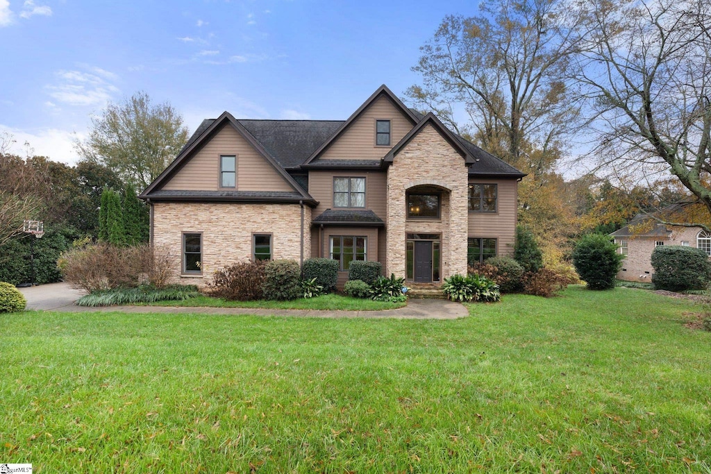 view of front of property with a front lawn