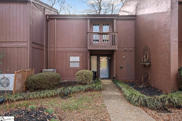 entrance to property featuring a balcony