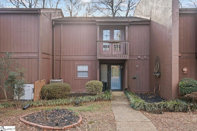 view of front of house featuring a balcony