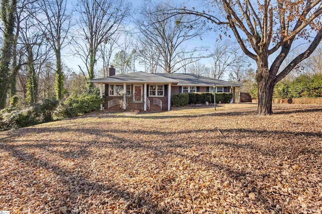 single story home with a porch