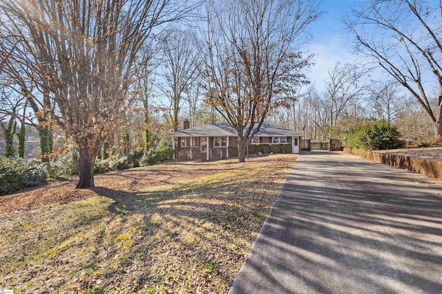 ranch-style home featuring a porch and a front lawn