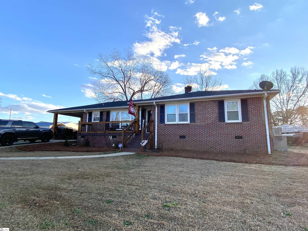 view of front of house with a front yard