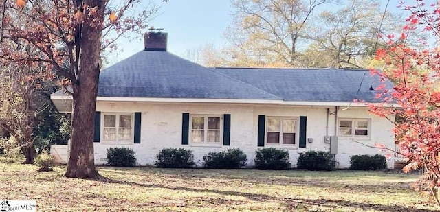 view of front facade with a front yard