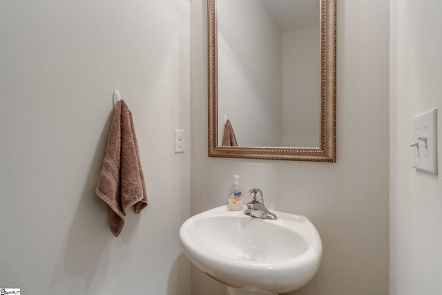 bathroom featuring sink