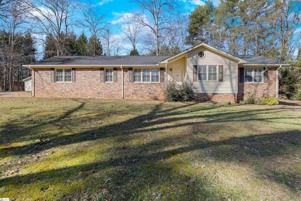 ranch-style home with a front lawn