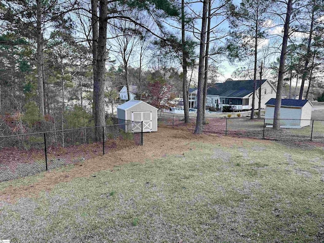 view of yard featuring a storage unit