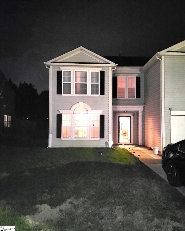 view of front facade with a yard