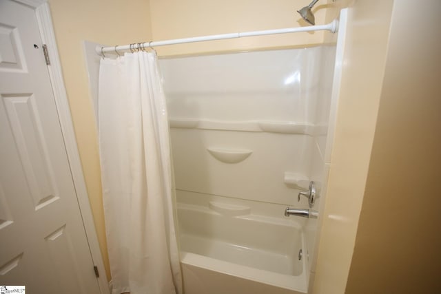 bathroom with shower / tub combo with curtain