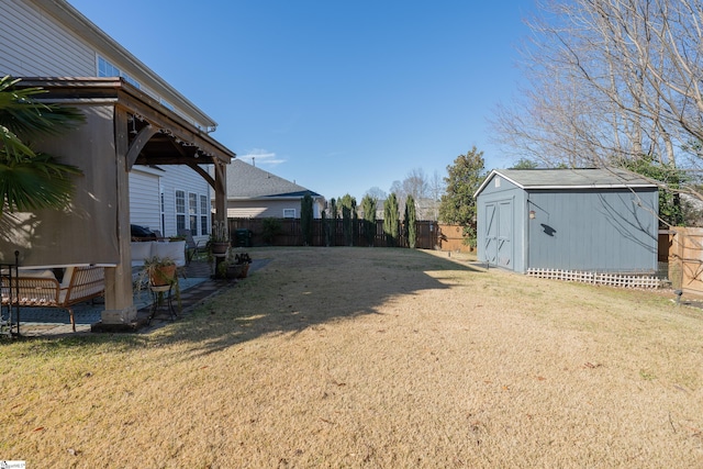 view of yard with a storage shed