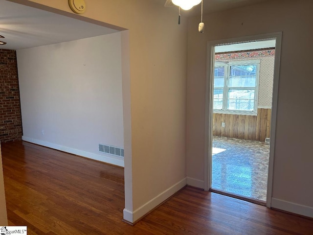 unfurnished room with dark hardwood / wood-style flooring and ceiling fan