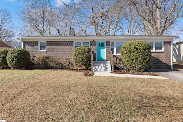 ranch-style house featuring a front yard