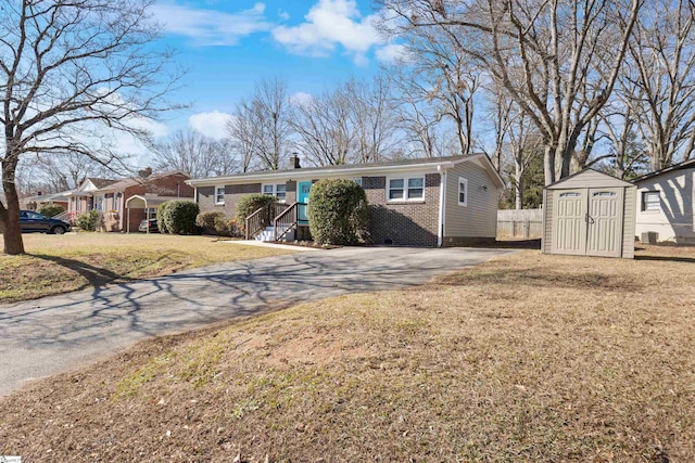 view of front of property featuring a shed and a front yard