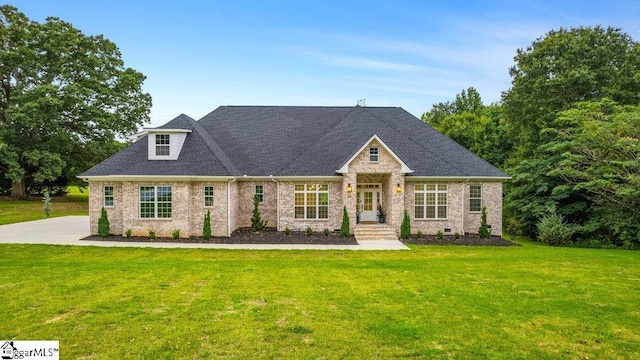 view of front of house featuring a front lawn