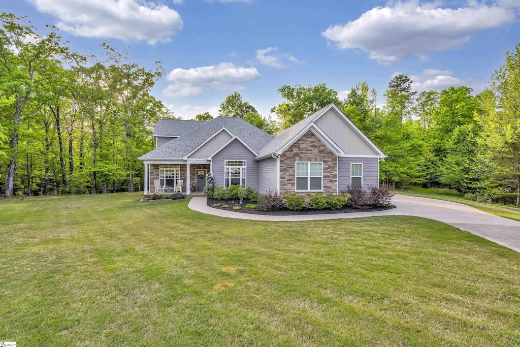 view of front of property featuring a front yard