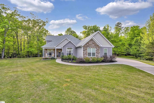 view of front of property featuring a front yard