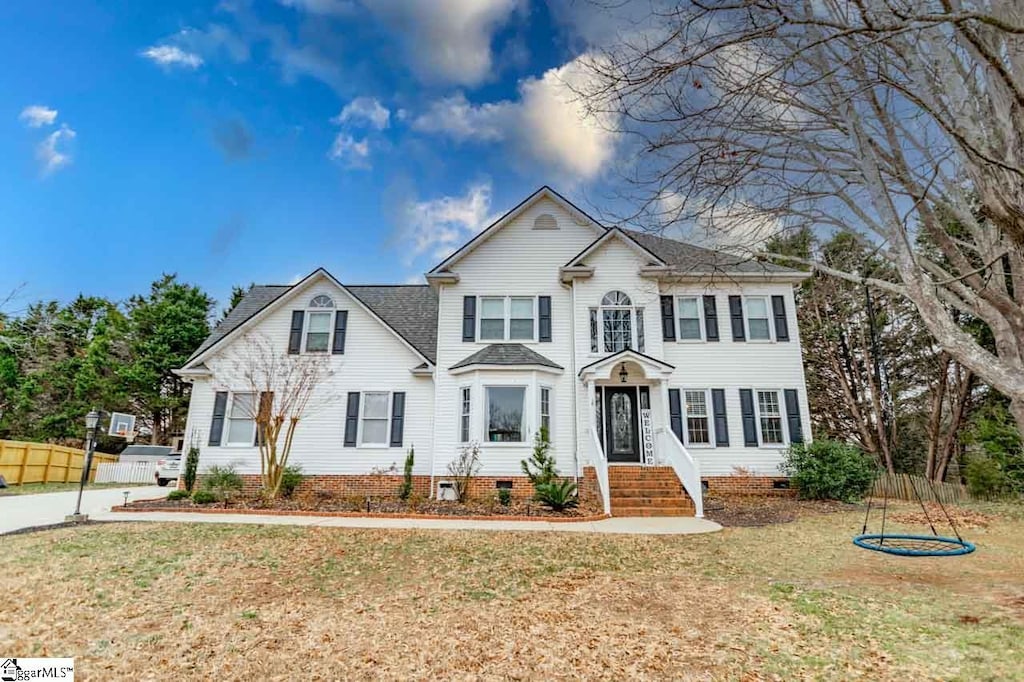 view of front of home featuring a front yard