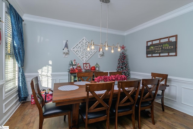 dining room with ornamental molding, dark hardwood / wood-style flooring, and a notable chandelier