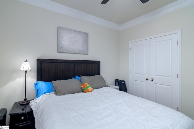 bedroom featuring ceiling fan, ornamental molding, and a closet