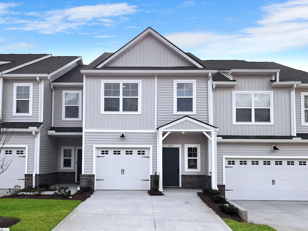 view of front facade with a garage