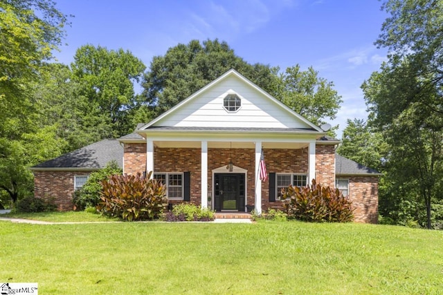 view of front of property with a front yard