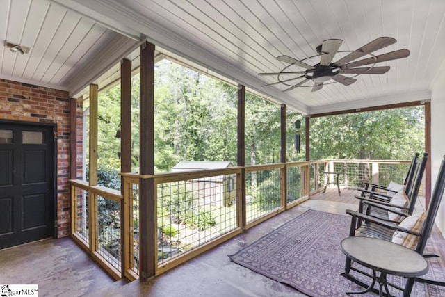 sunroom with ceiling fan