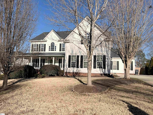 view of front facade with a front yard