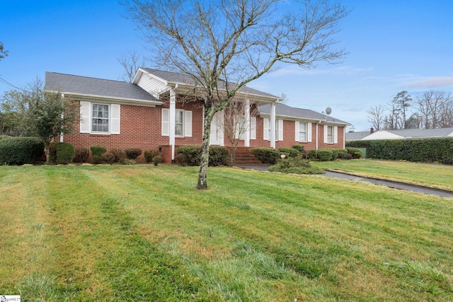 single story home featuring a front lawn