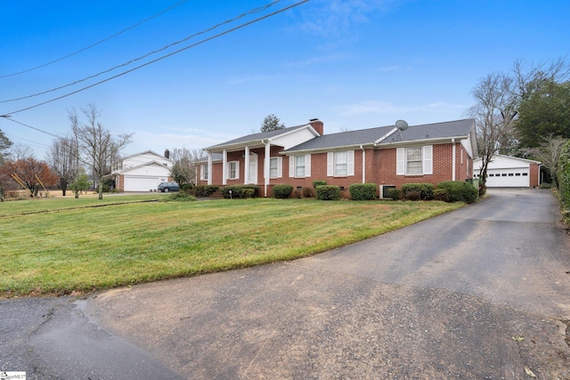 single story home with a front lawn