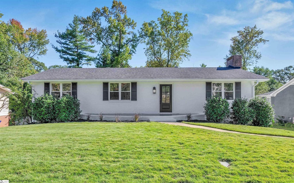 ranch-style house featuring a front yard