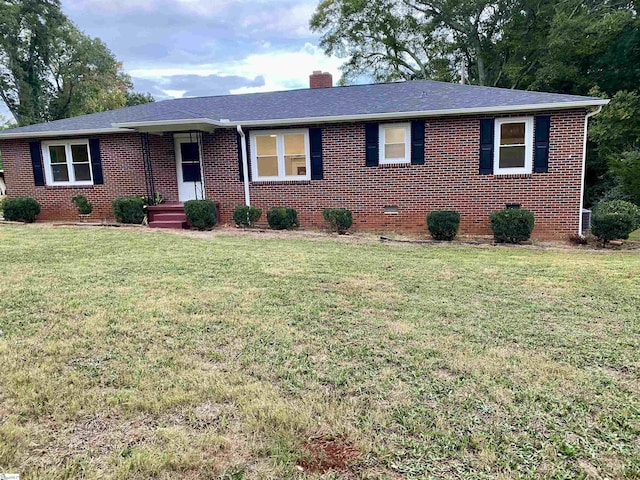 ranch-style home featuring a front lawn