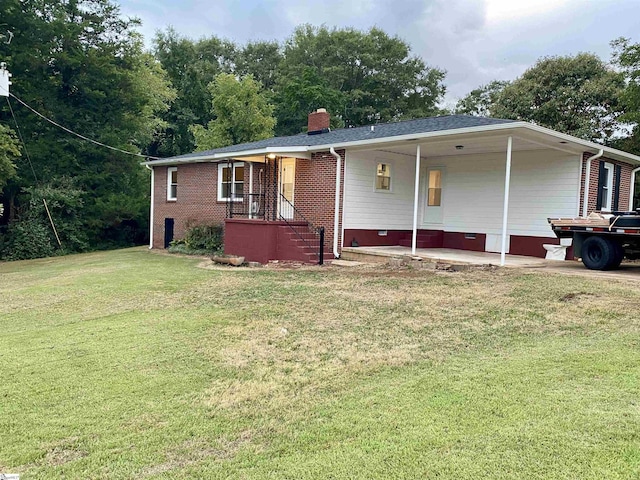 view of front of home with a front lawn