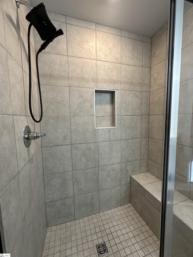 bathroom featuring tiled shower