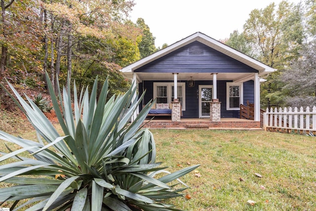 view of front of property featuring a front lawn