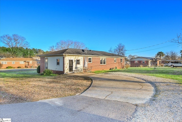 single story home with a front lawn