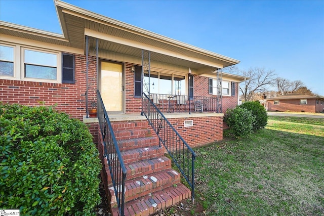 view of front facade featuring covered porch and a front lawn