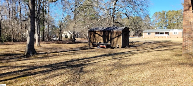 view of yard with an outdoor structure