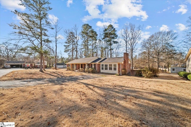 ranch-style house featuring a front yard