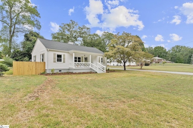 view of front of property featuring a porch and a front lawn