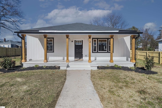 view of front facade featuring a porch and a front yard