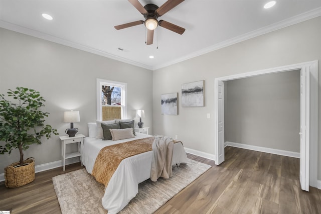 bedroom featuring dark hardwood / wood-style floors, ceiling fan, and crown molding