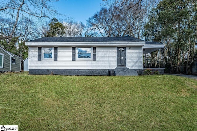 view of front of home featuring a front lawn