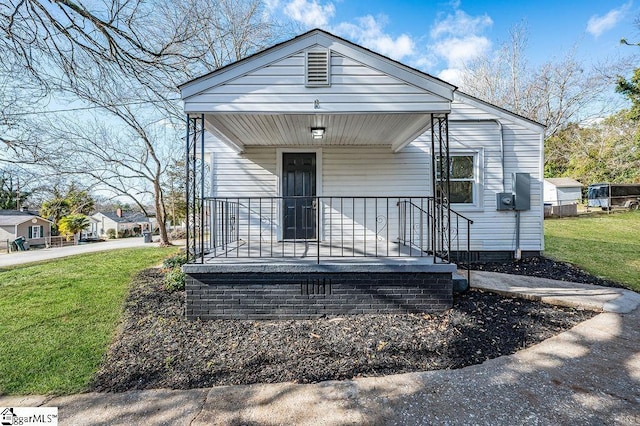 view of front of property featuring covered porch and a front lawn