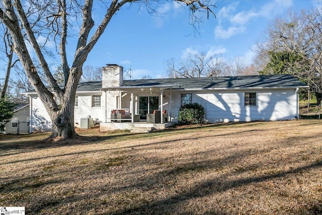 view of front facade with a front yard