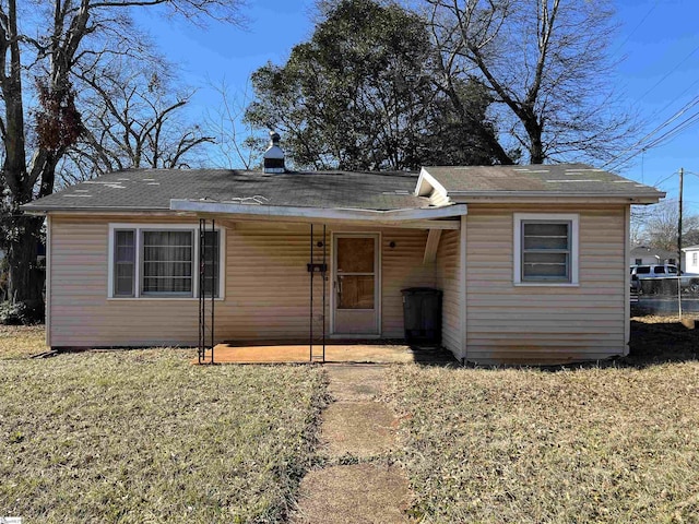 view of front of house featuring a front lawn