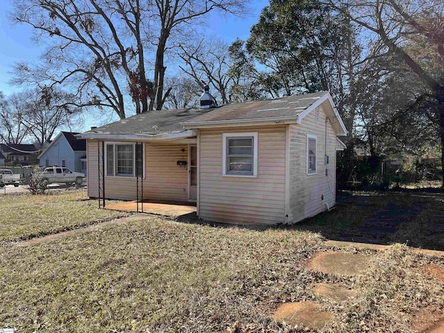 view of front of home with a front lawn